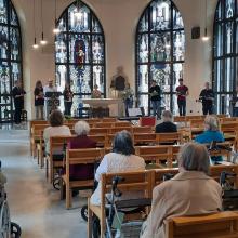 :“Musik liegt in der Luft“: Neun Mitglieder des Domchors unter Leitung von Dommusikdirektor Thomas Viezens geben ein Konzert in der Kapelle des Altenpflegeheims St. Paulus.