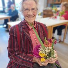 Frau Bode mit Blumenstrauß