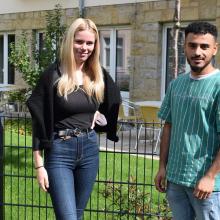 Frau Jade-Cara Evans und Herr Miassar Aljabal sind in der Ausbildung zum Pflege Assistenten.