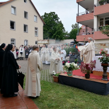 Die Fronleichnamsprozession hat Station an einem Altar am Altenpflegeheim St. Paulus ge-macht. Viele Bewohnerinnen und Bewohner nahmen an der Andacht von ihren Balkonen aus teil. Foto: Vinzentinerinnen Hildesheim