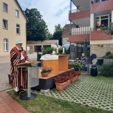 Bischof em. Dr. Michael Wüstenberg hat im Garten des Altenpflegeheims St. Paulus einen stimmungsvollen Gottesdienst gefeiert
