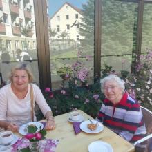 Bei herrlichem Spätsommerwetter saßen Bewohner*innen des Altenpflegeheims und Angehörige zusammen.