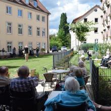 Unsere Bewohnerinnen und Bewohnern lauschten in entspannter Atmosphäre auf Gartenstühlen und Balkonen.