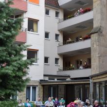 Unsere Bewohnerinnen und Bewohnern lauschten in entspannter Atmosphäre auf Gartenstühlen und Balkonen.