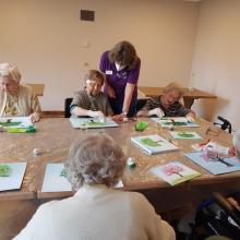 Die Bewohnerinnen arbeiten in der Kreativrunde mit Alltagsbegleiterin Bettina Manz in konzentrierter Stimmung miteinander.