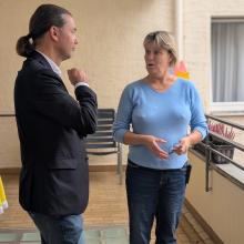 „Hier arbeitet ein gutes Team mit Hand und Herz zusammen – das sieht man.“ Landrat Bernd Lynack im Gespräch mit Christiane Ernst, Heimleitung des Altenpflegeheims St. Paulus. 