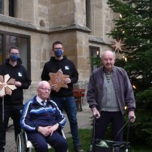 Die Fachschüler Dennis Grönemeyer und Torben Hahn haben die weihnachtlichen Furniersterne an unsere Bewohner Ulrich Kolb und Franz Neumann übergeben.