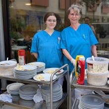 Bozena Mikolajczyk und Desiree Brandt verteilten Bratwurst und Kartofelsalat.