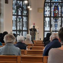 „Ich weiß, wie sich das anfühlt, wenn im Älterwerden alles weniger wird.“ Wolfgang Ost-haus, Domkapitular i.R., findet beim Gottesdienst zum 40. Geburtstag des Altenpflegeheims St. Paulus auch sehr persönliche Worte. 