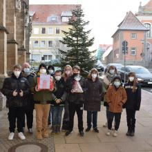 Schüler*innen der Augustinus-Schule haben mit ihrer Lehrerin Hanka Breitmeyer unserem Altenpflegeheim selbstgebastelte Geschenke und Briefe für die Bewohner*innen überreicht.