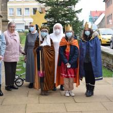 Frau Schmidt, Schwester Andrea und Schwester Benitia übergaben stellvertretend für alle Bewohnerinnen und Bewohner die Spende an die Sternsinger.