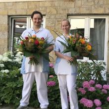 Bei einem gemeinsamen Frühstücksrunde gratulierte Heimleiterin Christiane Ernst Tara Wagener und Steven Rauscher herzlich zur absolvierten Ausbildung und überreichte Blumensträuße und Präsente.