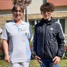 Altenpflegerin Ewa Morawieck und ihr Sohn Olivier am Zukunftstag im Altenpflegeheim St. Paulus.