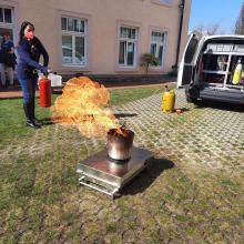 Unsere Mitarbeiterin Frau Gündüz bei der Brandschutzübung im Garten des Paulusheims.