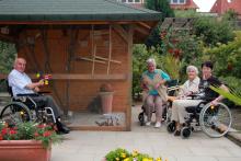 Die Bewohner des Altenpflegeheims St. Paulus halten sich gerne im Garten bei der Vogelvoliere auf.
